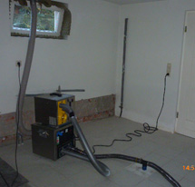 Trocknung in der Dämmschicht - trockene Luft über Kernbohrungen, Randfugendüsen oder Fugenkreuze unter den Estrich geführt