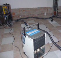 Trocknung in der Dämmschicht - Feuchtigkeit aus der Dämmung entweicht über die Randfugen oder Entlüftungsbohrungen